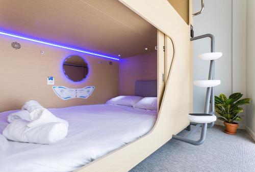 Cápsula Doble del hotel Urban Cube Hostel Sevilla. Foto 3