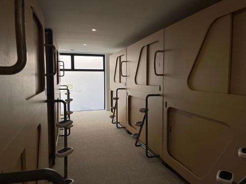 Cápsula Doble del hotel Urban Cube Hostel Sevilla. Foto 6