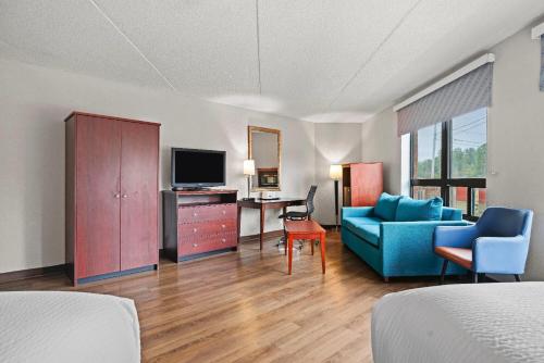 Suite Estudio con 2 camas dobles - No fumadores del hotel Days Inn by Wyndham Utica. Foto 3