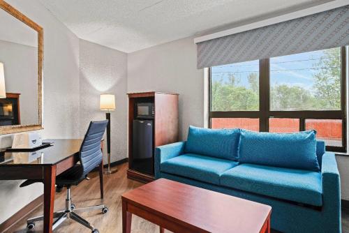 Suite Estudio con 2 camas dobles - No fumadores del hotel Days Inn by Wyndham Utica. Foto 4