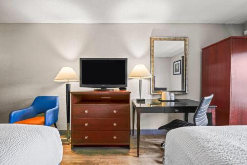 2 Double Beds, Mobility/Hearing Accessible Room, Bathtub w/ Grab Bars, Non - Smoking del hotel Days Inn by Wyndham Utica