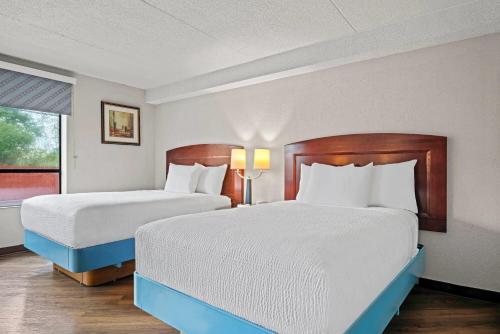 2 Double Beds, Mobility/Hearing Accessible Room, Bathtub w/ Grab Bars, Non - Smoking del hotel Days Inn by Wyndham Utica. Foto 1