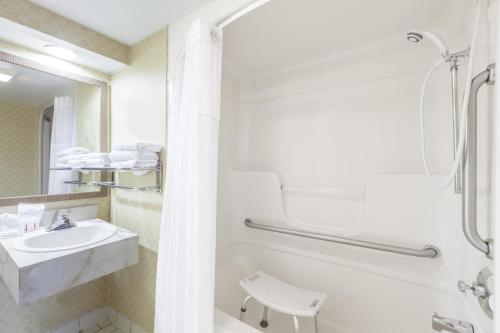 2 Double Beds, Mobility/Hearing Accessible Room, Bathtub w/ Grab Bars, Non - Smoking del hotel Days Inn by Wyndham Utica. Foto 2
