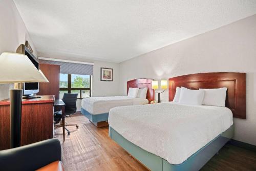 2 Double Beds, Mobility/Hearing Accessible Room, Bathtub w/ Grab Bars, Non - Smoking del hotel Days Inn by Wyndham Utica. Foto 3