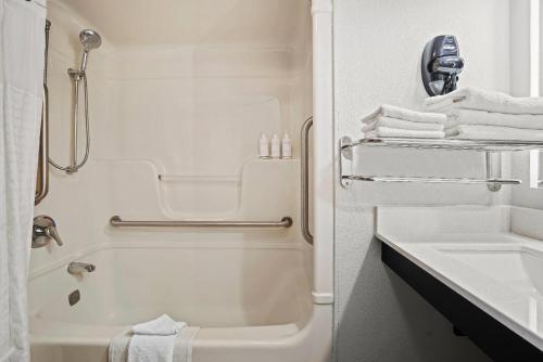 2 Double Beds, Mobility/Hearing Accessible Room, Bathtub w/ Grab Bars, Non - Smoking del hotel Days Inn by Wyndham Utica. Foto 4