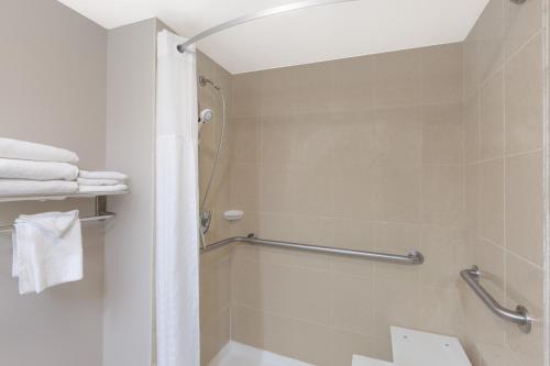 Habitación con ducha a ras de suelo y cama extragrande - Adaptada para personas de movilidad reducida - Para no fumadores del hotel Days Inn by Wyndham Utica. Foto 2