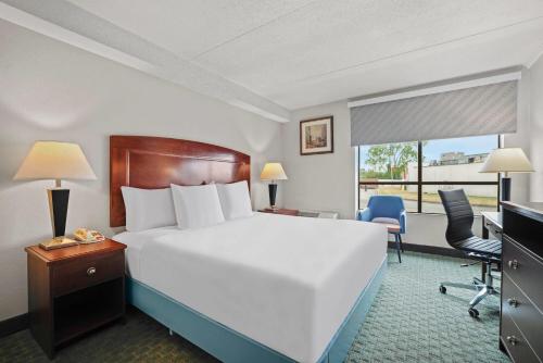 Habitación con ducha a ras de suelo y cama extragrande - Adaptada para personas de movilidad reducida - Para no fumadores del hotel Days Inn by Wyndham Utica. Foto 3