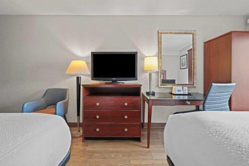 Habitación con 2 camas grandes - No fumadores del hotel Days Inn by Wyndham Utica. Foto 1