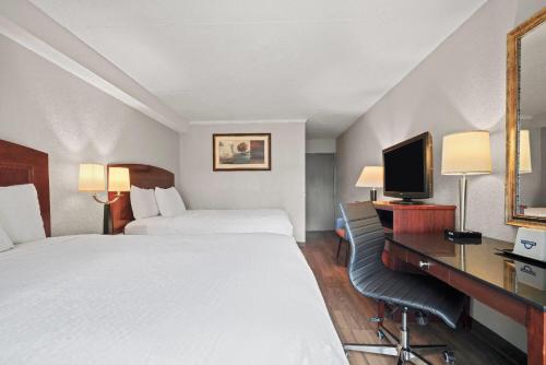Habitación con 2 camas grandes - No fumadores del hotel Days Inn by Wyndham Utica. Foto 2