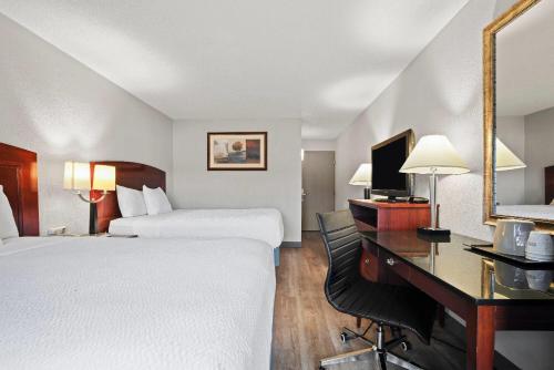 Habitación Doble con 2 camas dobles - No fumadores del hotel Days Inn by Wyndham Utica. Foto 1