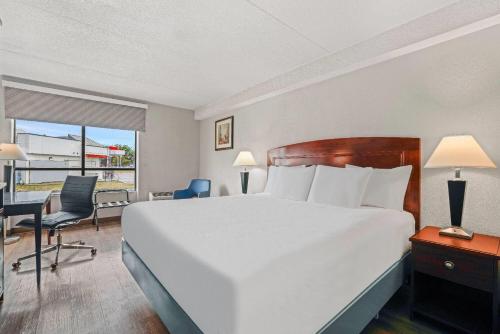 Habitación - 1 cama extragrande - No fumadores del hotel Days Inn by Wyndham Utica