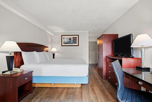 Habitación - 1 cama extragrande - No fumadores del hotel Days Inn by Wyndham Utica. Foto 1