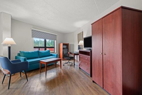 Suite Deluxe con cama extragrande para no fumadores del hotel Days Inn by Wyndham Utica. Foto 1