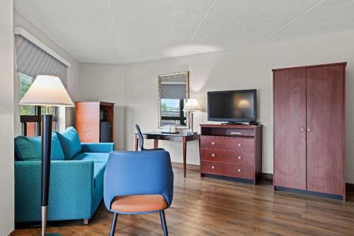 Suite Deluxe con cama extragrande para no fumadores del hotel Days Inn by Wyndham Utica. Foto 3