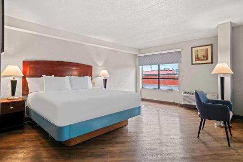 Suite Deluxe con cama extragrande para no fumadores del hotel Days Inn by Wyndham Utica. Foto 4