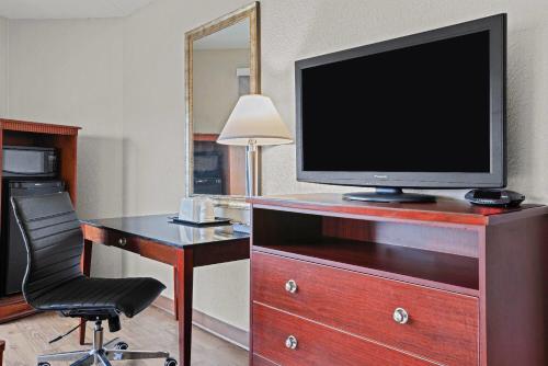 Suite Deluxe con cama extragrande para no fumadores del hotel Days Inn by Wyndham Utica. Foto 5