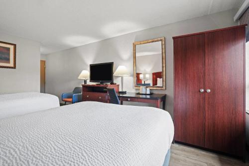 Habitación Doble con 2 camas dobles - Se admiten mascotas - No fumadores del hotel Days Inn by Wyndham Utica. Foto 1