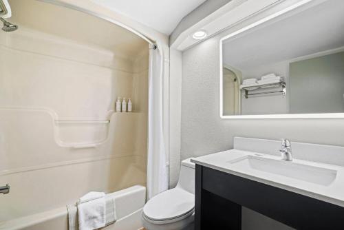 Habitación con cama extragrande - se admitne mascotas/para no fumadores del hotel Days Inn by Wyndham Utica. Foto 3