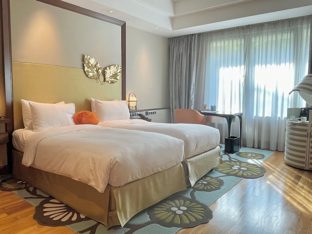 Habitación Familiar de Lujo, 1 Cama King Size y 2 Camas Individuales del hotel Sofitel Singapore Sentosa Resort and Spa. Foto 2