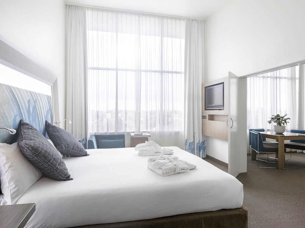 Suite con 1 cama king size del hotel Novotel Tainui Hamilton