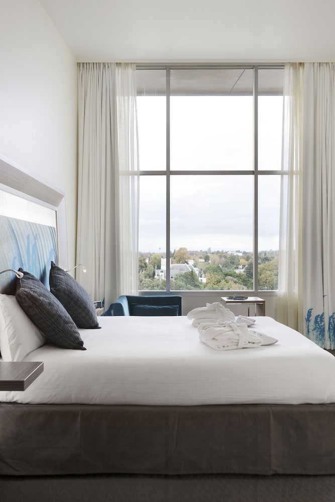 Suite con 1 cama king size del hotel Novotel Tainui Hamilton. Foto 1