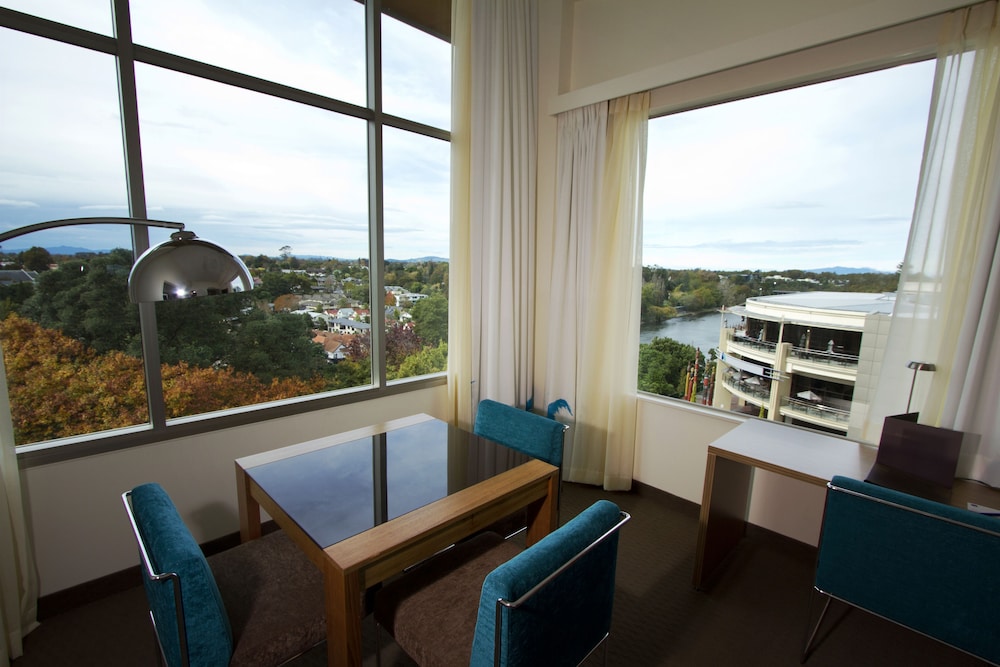 Suite con 1 cama king size del hotel Novotel Tainui Hamilton. Foto 2