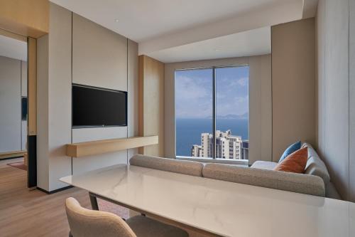 Suite Familiar, 1 Cama King, Vistas al Mar del hotel Hyatt Place Yantai Development Zone. Foto 2