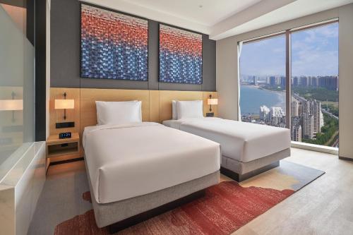 Suite Familiar, 2 Camas Individuales, Vistas al Mar del hotel Hyatt Place Yantai Development Zone. Foto 2