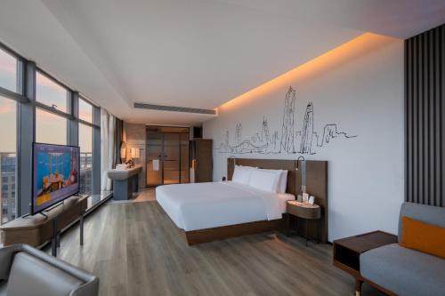 Executive Deluxe con cama king del hotel UrCove By Hyatt ShenZhen Futian Port. Foto 2