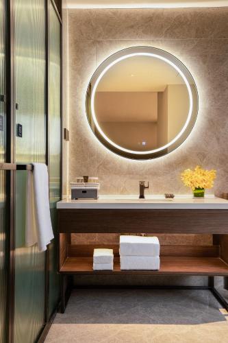 Executive Deluxe con cama king del hotel UrCove By Hyatt ShenZhen Futian Port. Foto 3