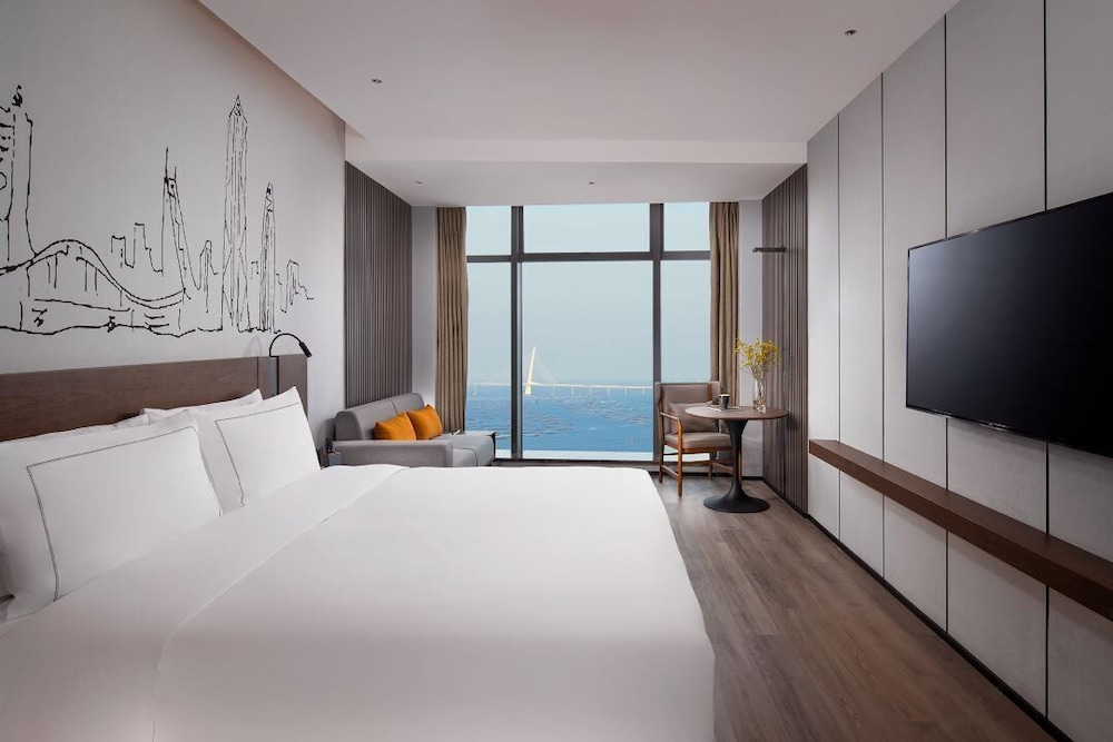 Executive con cama king y vista al mar del hotel UrCove By Hyatt ShenZhen Futian Port