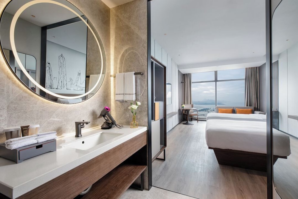 Executive con cama king y vista al mar del hotel UrCove By Hyatt ShenZhen Futian Port. Foto 1
