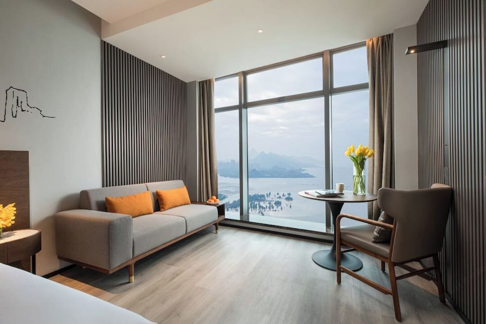 Executive con cama king y vista al mar del hotel UrCove By Hyatt ShenZhen Futian Port. Foto 3