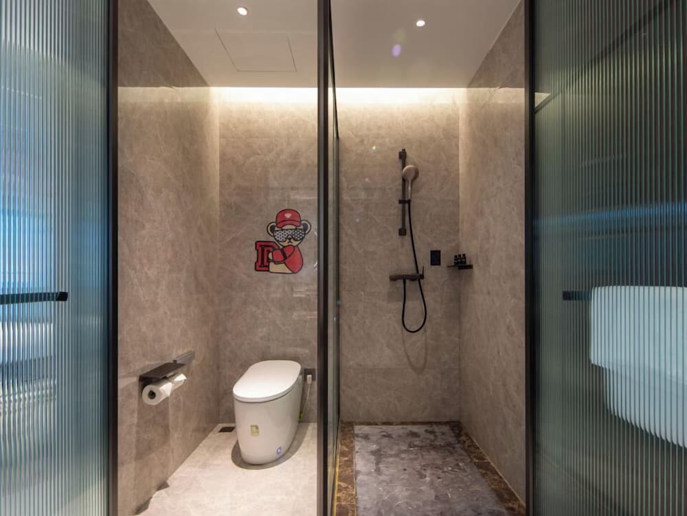 Executive con cama king y vista al mar del hotel UrCove By Hyatt ShenZhen Futian Port. Foto 6