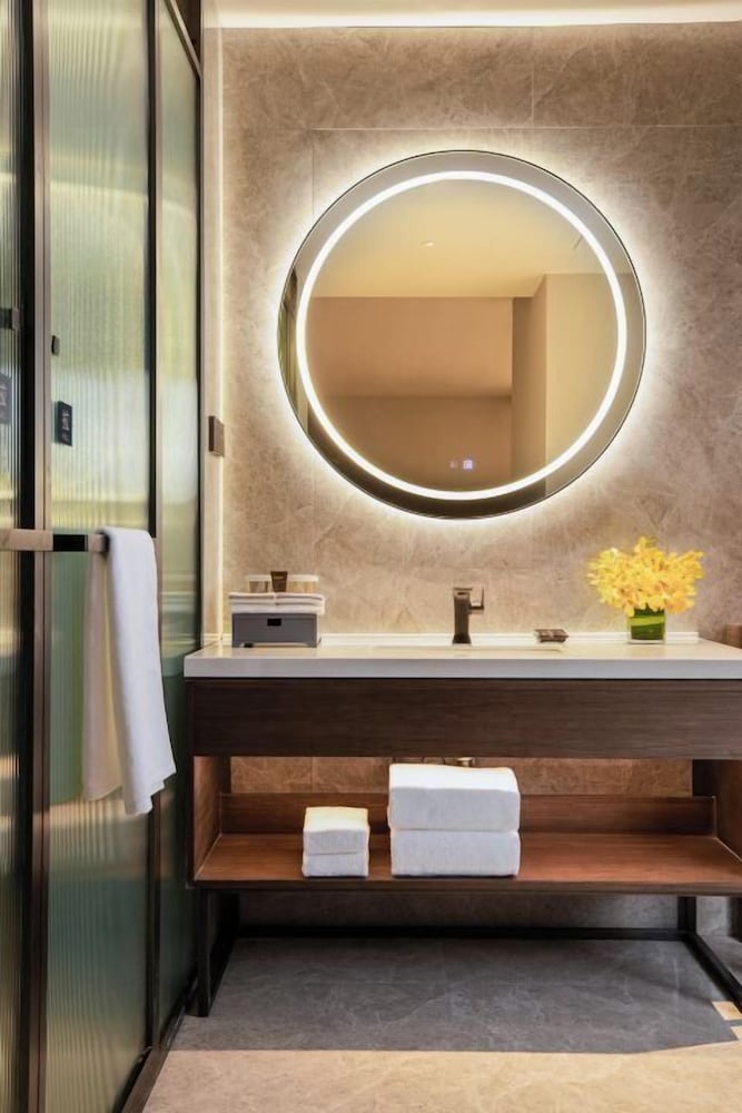 Business Deluxe con cama king del hotel UrCove By Hyatt ShenZhen Futian Port. Foto 4