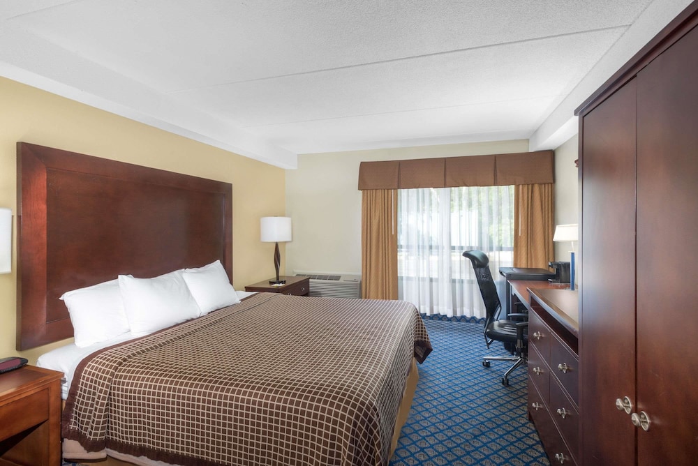 Habitación, 1 cama de matrimonio grande, accesible para personas con discapacidad (Roll - In Shower) del hotel Days Inn by Wyndham Geneva/Finger Lakes. Foto 3