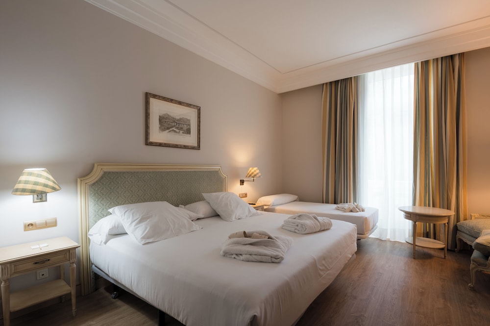 Habitación triple del hotel Castilla Termal Balneario De Solares
