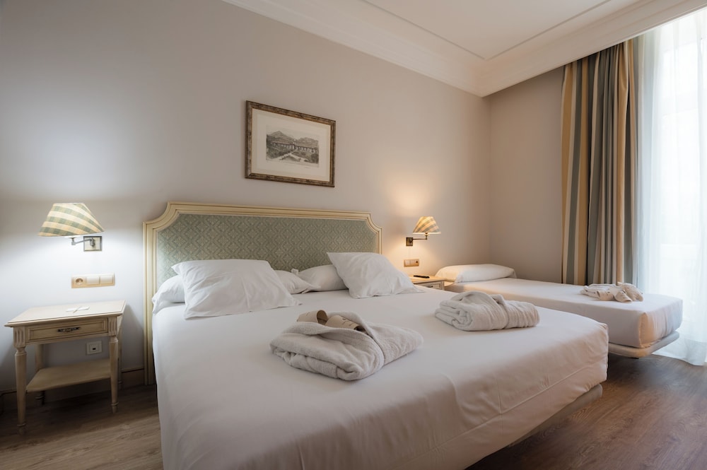 Habitación triple del hotel Castilla Termal Balneario De Solares. Foto 4
