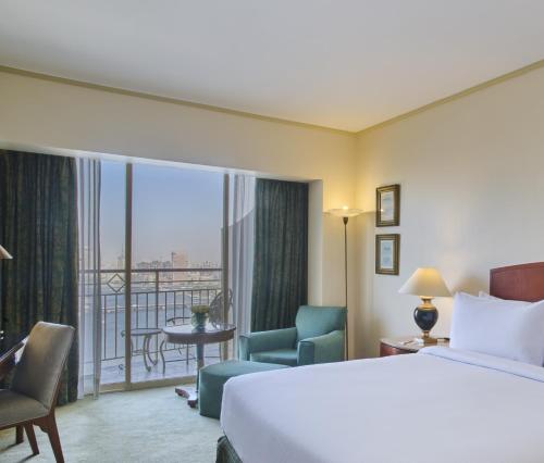 Habitación lateral con cama extragrande y vistas al Nilo del hotel Hilton Cairo Grand Nile