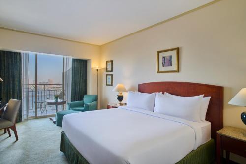 Habitación con cama extragrande y vistas al Nilo del hotel Hilton Cairo Grand Nile
