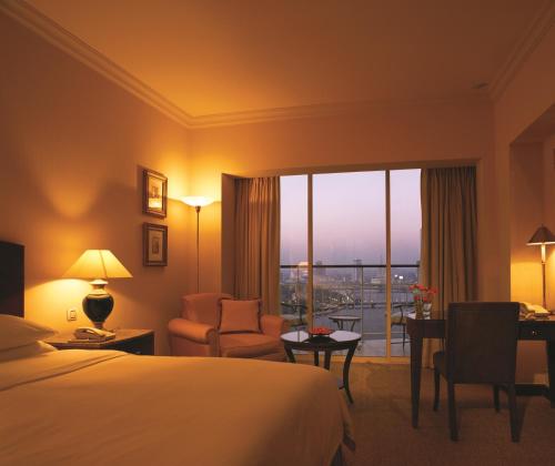 Habitación con cama extragrande y vistas al Nilo del hotel Hilton Cairo Grand Nile. Foto 1