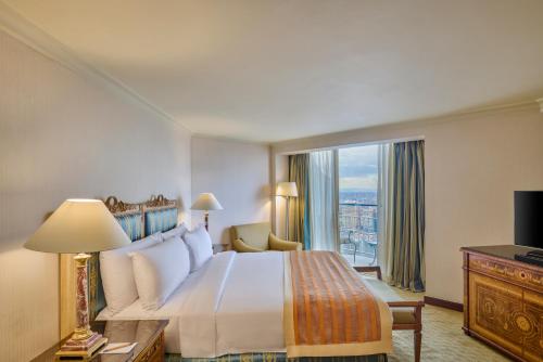 Suite Deluxe de 1 dormitorio con vistas al Nilo - Cama extragrande del hotel Hilton Cairo Grand Nile. Foto 3