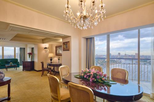 Suite Deluxe de 1 dormitorio con vistas al Nilo - Cama extragrande del hotel Hilton Cairo Grand Nile. Foto 4