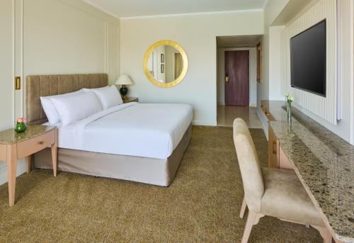 Habitación lateral con cama extragrande y vistas al Nilo del hotel Hilton Cairo Grand Nile. Foto 1