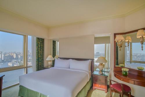 Suite lateral de 1 dormitorio con vistas al Nilo - Cama extragrande del hotel Hilton Cairo Grand Nile