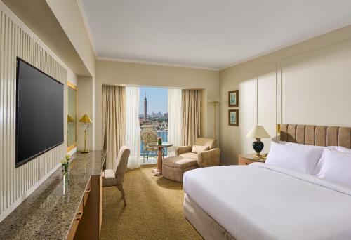Habitación con cama extragrande y vistas al Nilo - Planta superior del hotel Hilton Cairo Grand Nile