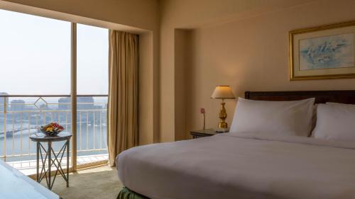 Suite de 1 dormitorio con vistas al Nilo - Cama extragrande del hotel Hilton Cairo Grand Nile