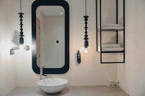 Habitación doble estándar de diseño del hotel ibis Styles Sarajevo. Foto 8