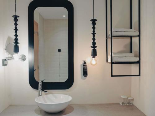 Habitación con dos camas individuales estándar de diseño del hotel ibis Styles Sarajevo. Foto 5