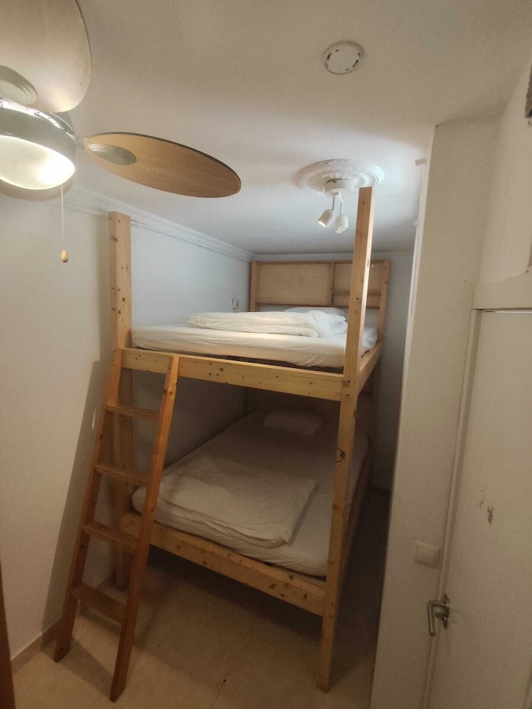 Dormitorio femenino 4 camas, baño compartido del hotel La Ventana Azul Surf